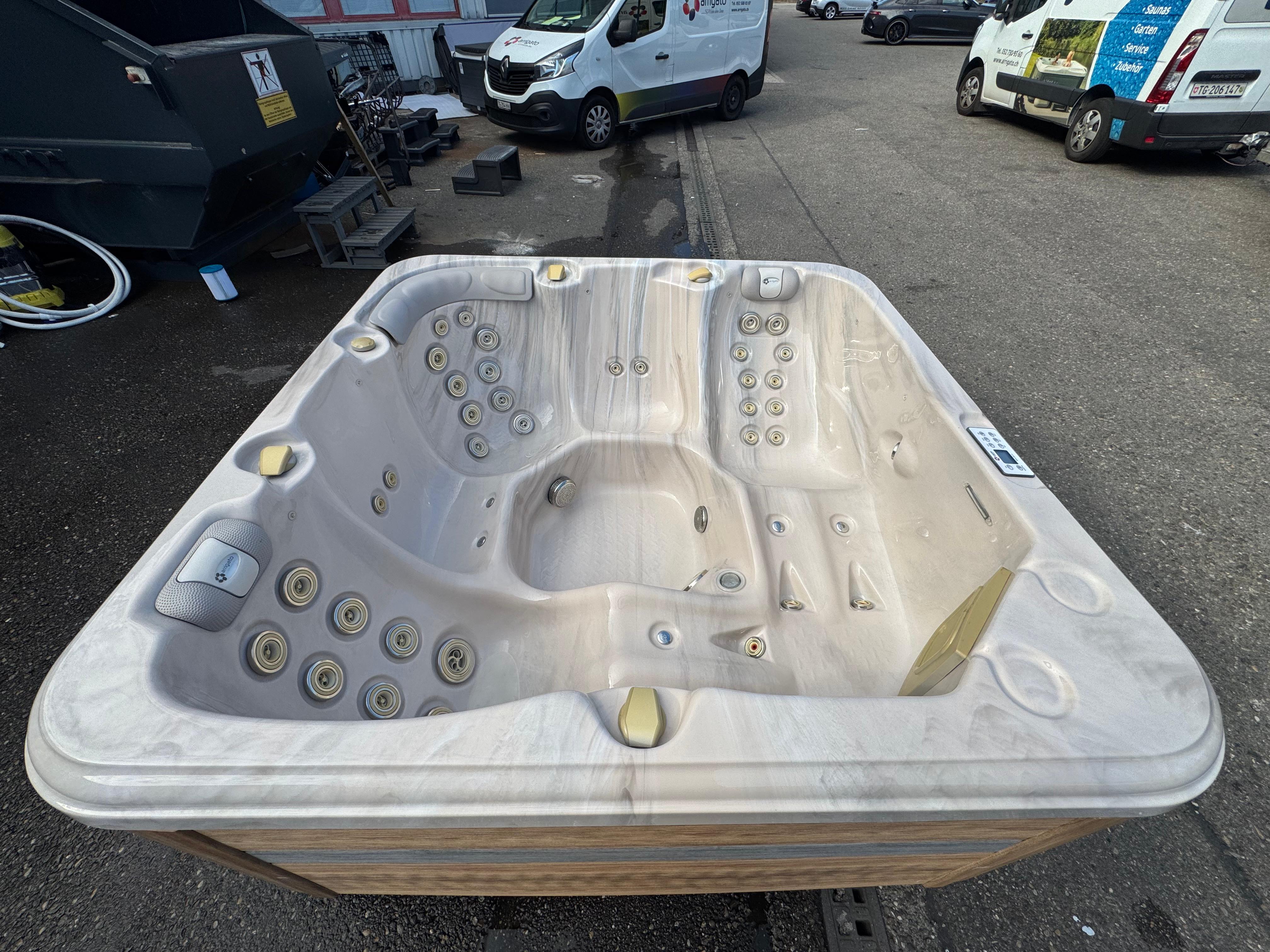 Whirlpool Charlotte – Occasion | 4–5 Personen | CHF 4'000.–